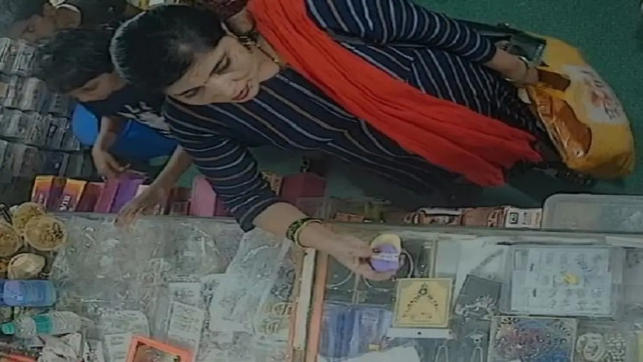 ದಾಂಡೇಲಿ: ಗ್ರಾಹಕರ ಸೋಗಿನಲ್ಲಿ ಬಂದು ಅಂಗಡಿಯಲ್ಲಿದ್ದ ವಸ್ತು ಎಗರಿಸಿ ಚಾಲಾಕಿ ಕಳ್ಳಿಯರು ಎಸ್ಕೇಪ್! ದಾಂಡೇಲಿ: ಗ್ರಾಹಕರ ಸೋಗಿನಲ್ಲಿ ಬಂದು ಅಂಗಡಿಯಲ್ಲಿದ್ದ ವಸ್ತು ಎಗರಿಸಿ ಚಾಲಾಕಿ ಕಳ್ಳಿಯರು ಎಸ್ಕೇಪ್!