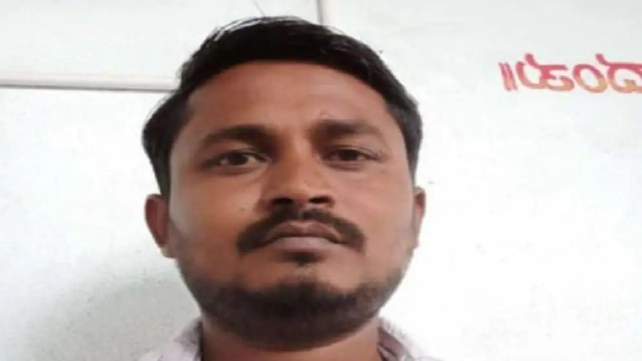 ರಾಯಚೂರು: ಮಾನ್ವಿ ಬಳಿ ಕಾರು ಬೈಕ್ ಮಧ್ಯೆ ಅಪಘಾತ, ಆರ್ಎಂಪಿ ಡಾಕ್ಟರ್ ಸಾವು ರಾಯಚೂರು: ಮಾನ್ವಿ ಬಳಿ ಕಾರು ಬೈಕ್ ಮಧ್ಯೆ ಅಪಘಾತ, ಆರ್ಎಂಪಿ ಡಾಕ್ಟರ್ ಸಾವು