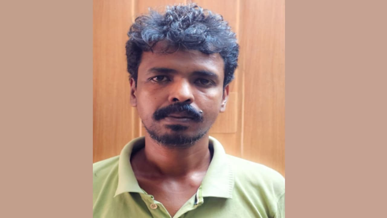 പൊലീസിനെ കണ്ടതും ഒരാൾ ഇറങ്ങി ഓടി, മറ്റയാളെ പിടികൂടി പരിശോധിച്ചു, കിട്ടിയത് ഒന്നും രണ്ടുമല്ല ഏഴര കിലോ കഞ്ചാവ് പൊലീസിനെ കണ്ടതും ഒരാൾ ഇറങ്ങി ഓടി, മറ്റയാളെ പിടികൂടി പരിശോധിച്ചു, കിട്ടിയത് ഒന്നും രണ്ടുമല്ല ഏഴര കിലോ കഞ്ചാവ്