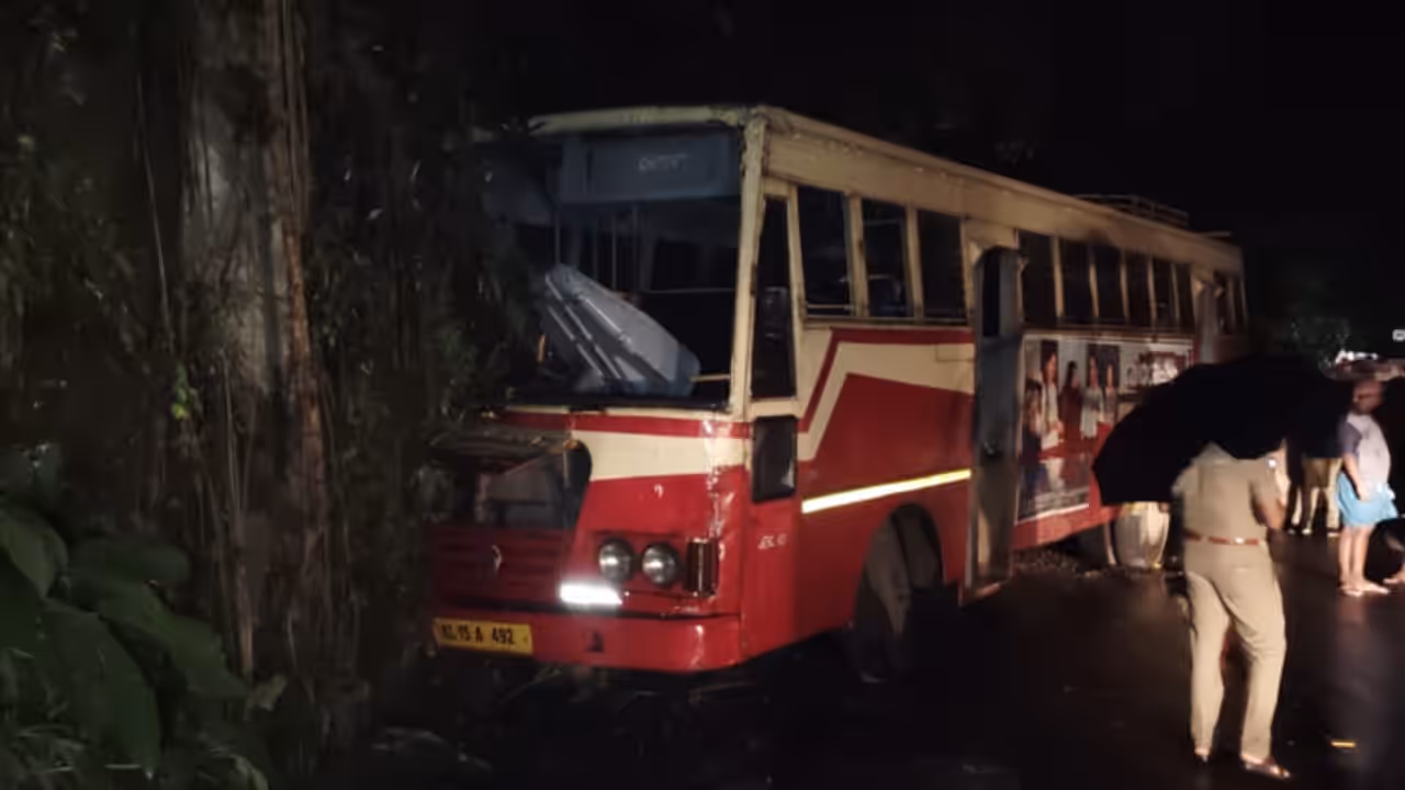 അടിമാലിയിൽ കെഎസ്ആർടിസി ബസ് അപകടത്തിൽപെട്ടു; 10 പേർക്ക് പരിക്ക്, 6 പേർ മെഡിക്കൽ കോളേജിൽ അടിമാലിയിൽ കെഎസ്ആർടിസി ബസ് അപകടത്തിൽപെട്ടു; 10 പേർക്ക് പരിക്ക്, 6 പേർ മെഡിക്കൽ കോളേജിൽ