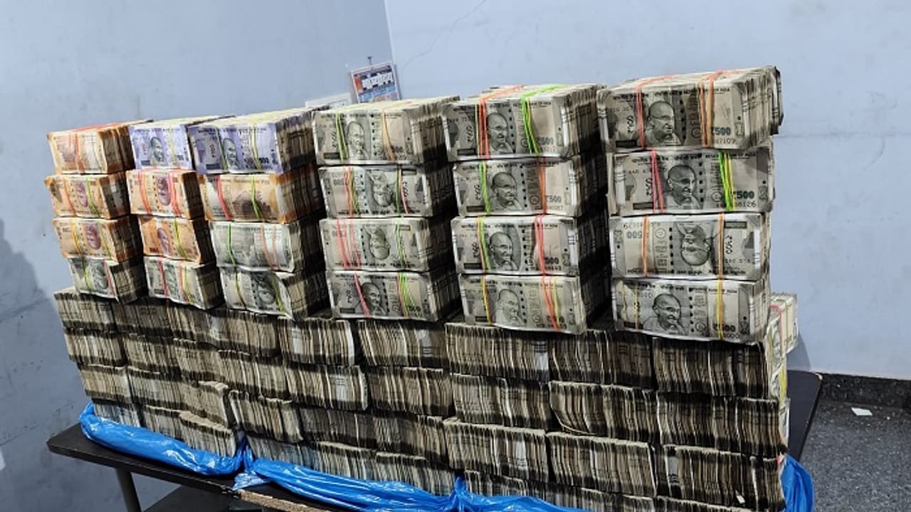 ಬೆಳಗಾವಿ: ದಾಖಲೆಗಳಿಲ್ಲದೇ ಸಾಗಾಟ ಮಾಡುತ್ತಿದ್ದ 2.73 ಕೋಟಿ ಹಣ ಜಪ್ತಿ!