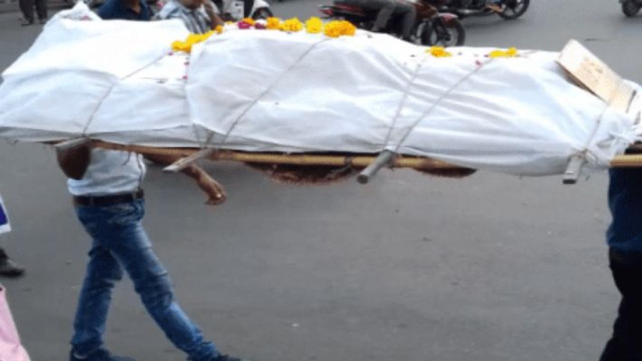 അച്ഛന്റെ സംസ്കാരത്തെച്ചൊല്ലി തർക്കം, പരിഹാരത്തിന് മൃതശരീരം രണ്ട് കഷ്ണമാക്കണമെന്ന് ഒരുമകൻ, ഒടുവിൽ സംഭവിച്ചത്... അച്ഛന്റെ സംസ്കാരത്തെച്ചൊല്ലി തർക്കം, പരിഹാരത്തിന് മൃതശരീരം രണ്ട് കഷ്ണമാക്കണമെന്ന് ഒരുമകൻ, ഒടുവിൽ സംഭവിച്ചത്...