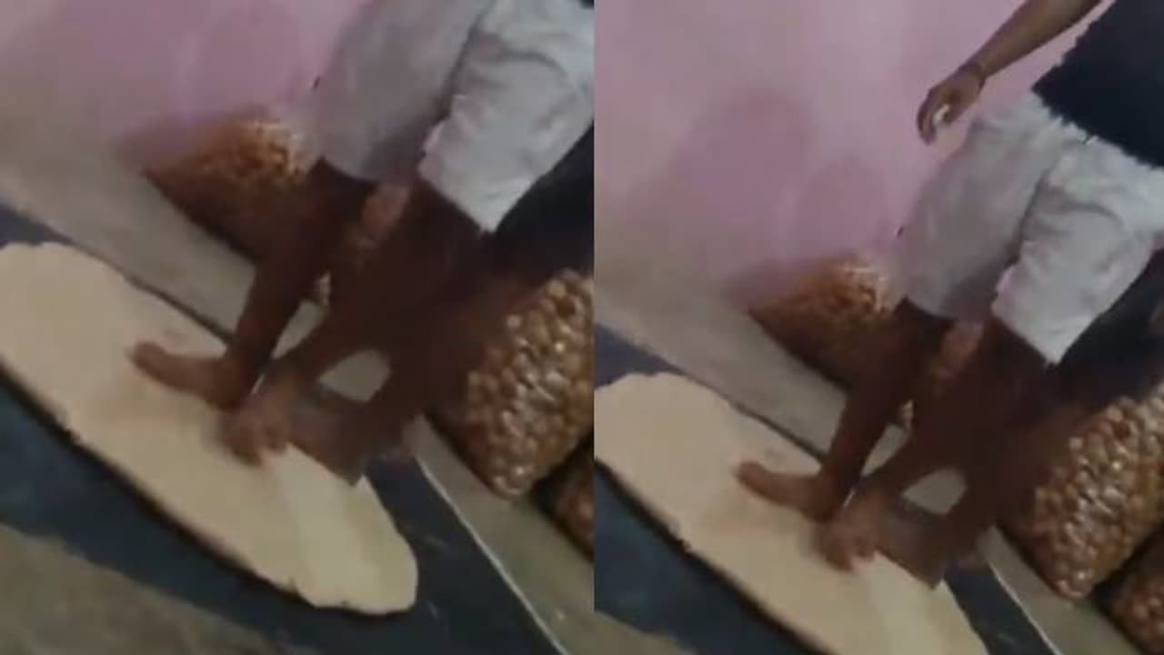 അയ്യേ അയ്യയ്യേ; രുചിക്കായി ഹാർപിക് കലർത്തി, കാലുകൊണ്ട് മാവ് കുഴച്ചു, ഗോൾഗപ്പ വിൽപനക്കാർ അറസ്റ്റിൽ