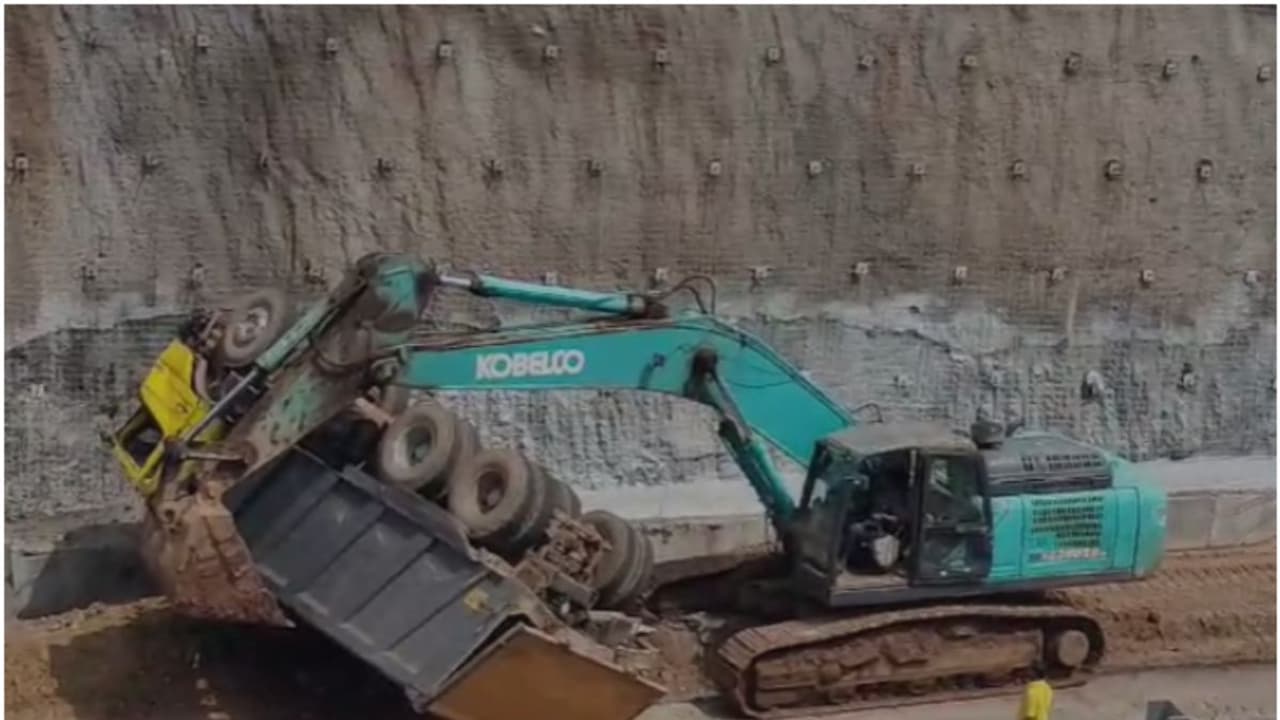 മലപ്പുറം തിരൂരങ്ങാടിയിൽ ലോറി താഴ്ച്ചയിലേക്ക് മറിഞ്ഞു; ലോറി തലകീഴായി മറിയുന്ന ദൃശ്യങ്ങൾ പുറത്ത് മലപ്പുറം തിരൂരങ്ങാടിയിൽ ലോറി താഴ്ച്ചയിലേക്ക് മറിഞ്ഞു; ലോറി തലകീഴായി മറിയുന്ന ദൃശ്യങ്ങൾ പുറത്ത്