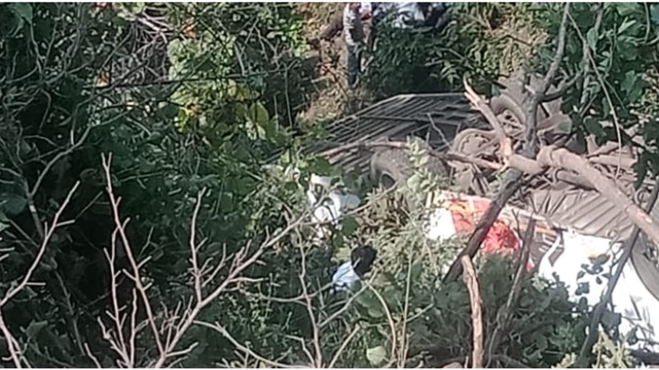 45 വിദ്യാർത്ഥികളുമായി പോയ ബസ് തോട്ടിലേയ്ക്ക് മറിഞ്ഞു; പുറത്തേയ്ക്ക് തെറിച്ച് കുട്ടികൾ, സംഭവം ഹരിയാനയിൽ 45 വിദ്യാർത്ഥികളുമായി പോയ ബസ് തോട്ടിലേയ്ക്ക് മറിഞ്ഞു; പുറത്തേയ്ക്ക് തെറിച്ച് കുട്ടികൾ, സംഭവം ഹരിയാനയിൽ