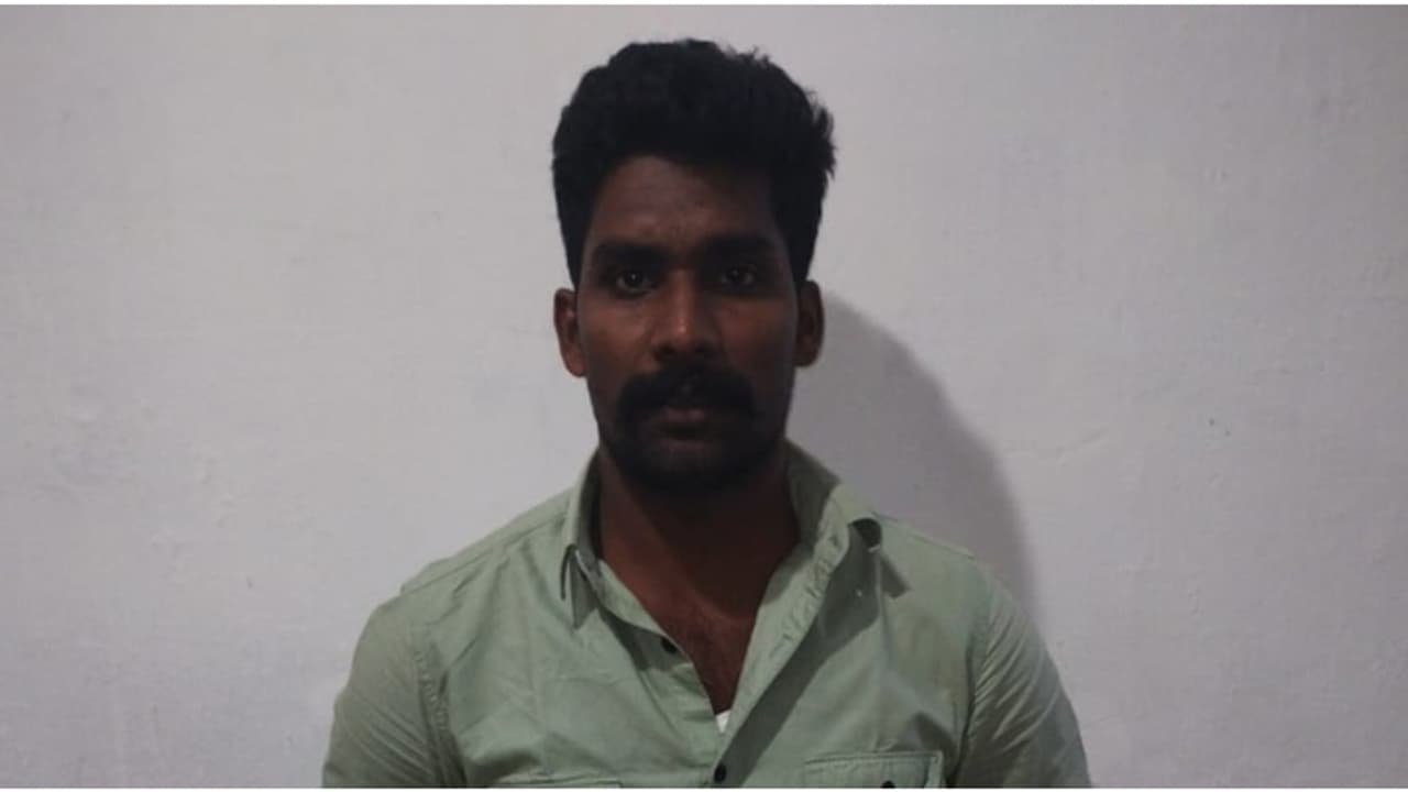 പൊലീസ് പറഞ്ഞാലും കേൾക്കില്ല, നാട് കടത്തിയിട്ടും കുറ്റകൃത്യങ്ങൾ തുടരുന്നു; യുവാവിനെ കാപ്പ ചുമത്തി ജയിലിലടച്ചു പൊലീസ് പറഞ്ഞാലും കേൾക്കില്ല, നാട് കടത്തിയിട്ടും കുറ്റകൃത്യങ്ങൾ തുടരുന്നു; യുവാവിനെ കാപ്പ ചുമത്തി ജയിലിലടച്ചു