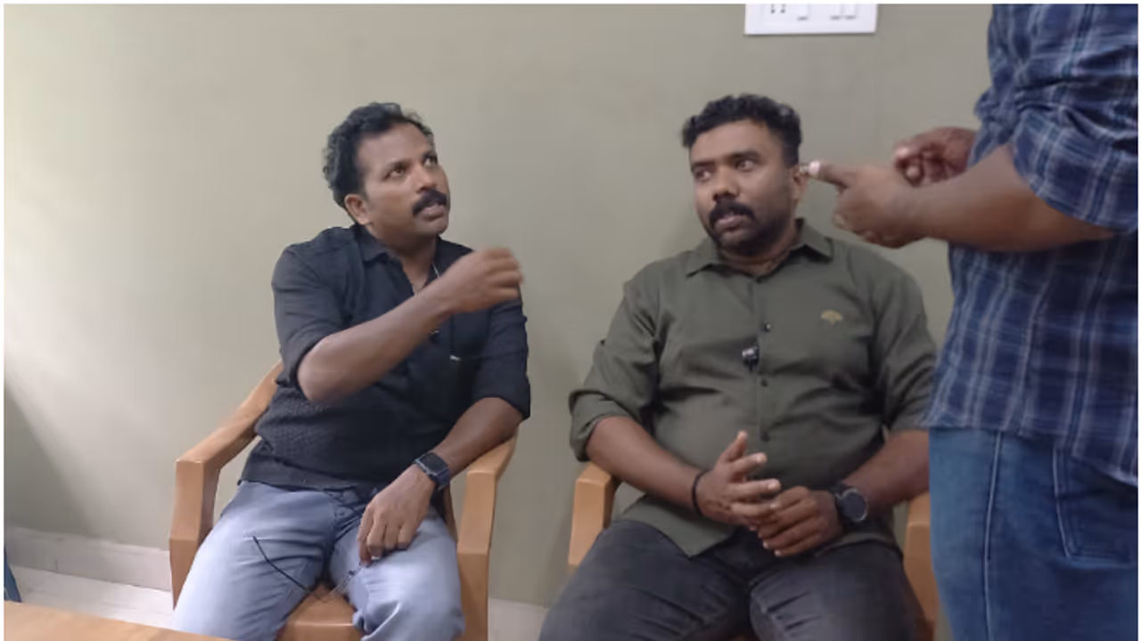 ജെസിബി വിട്ടു കിട്ടാൻ 50,000 വേണം; കൈക്കൂലി വാങ്ങുന്നതിടെ വില്ലേജ് ഓഫീസർ ഉൾപ്പെടെ രണ്ട് പേർ പിടിയിൽ