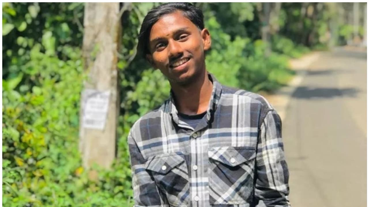 ട്രാവലറിനെ മറികടക്കാൻ ശ്രമിക്കുന്നതിനിടെ ബസിനടിയിലേക്ക് ബൈക്ക് ഇടിച്ച് കയറി, 19കാരന് ദാരുണാന്ത്യം