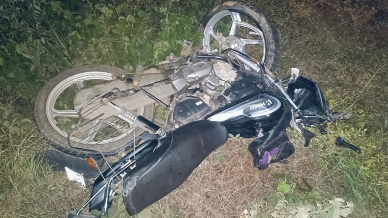 ಹುಬ್ಬಳ್ಳಿ: ಸಾವಿನ ಹೆದ್ದಾರಿಯಲ್ಲಿ ಮತ್ತೆರಡು ಜೀವಗಳು ಬಲಿ, ಬೈಕ್ಗೆ ಕಾರು ಡಿಕ್ಕಿ ಇಬ್ಬರು ದಂಪತಿ ಸಾವು! ಹುಬ್ಬಳ್ಳಿ: ಸಾವಿನ ಹೆದ್ದಾರಿಯಲ್ಲಿ ಮತ್ತೆರಡು ಜೀವಗಳು ಬಲಿ, ಬೈಕ್ಗೆ ಕಾರು ಡಿಕ್ಕಿ ಇಬ್ಬರು ದಂಪತಿ ಸಾವು!