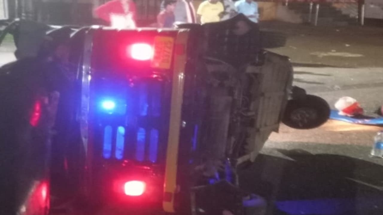 ಧಾರವಾಡದಲ್ಲಿ ಬೆಳ್ಳಂ ಬೆಳಿಗ್ಗೆ ಭೀಕರ ಅಪಘಾತ: 6 ವರ್ಷದ ಮಗು ಸೇರಿ ಮೂವರ ದುರ್ಮರಣ ಧಾರವಾಡದಲ್ಲಿ ಬೆಳ್ಳಂ ಬೆಳಿಗ್ಗೆ ಭೀಕರ ಅಪಘಾತ: 6 ವರ್ಷದ ಮಗು ಸೇರಿ ಮೂವರ ದುರ್ಮರಣ