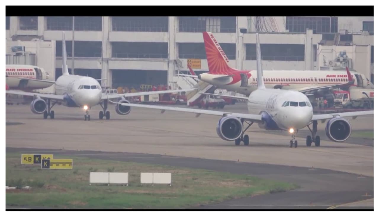 ദുരൂഹതയുണർത്തി വിമാനങ്ങൾക്ക് ബോംബ് ഭീഷണി; നോ ഫ്ലൈ ലിസ്റ്റിൽ പെടുത്തുന്നതടക്കം കടുത്ത നടപടികളിലേക്ക് കേന്ദ്രം