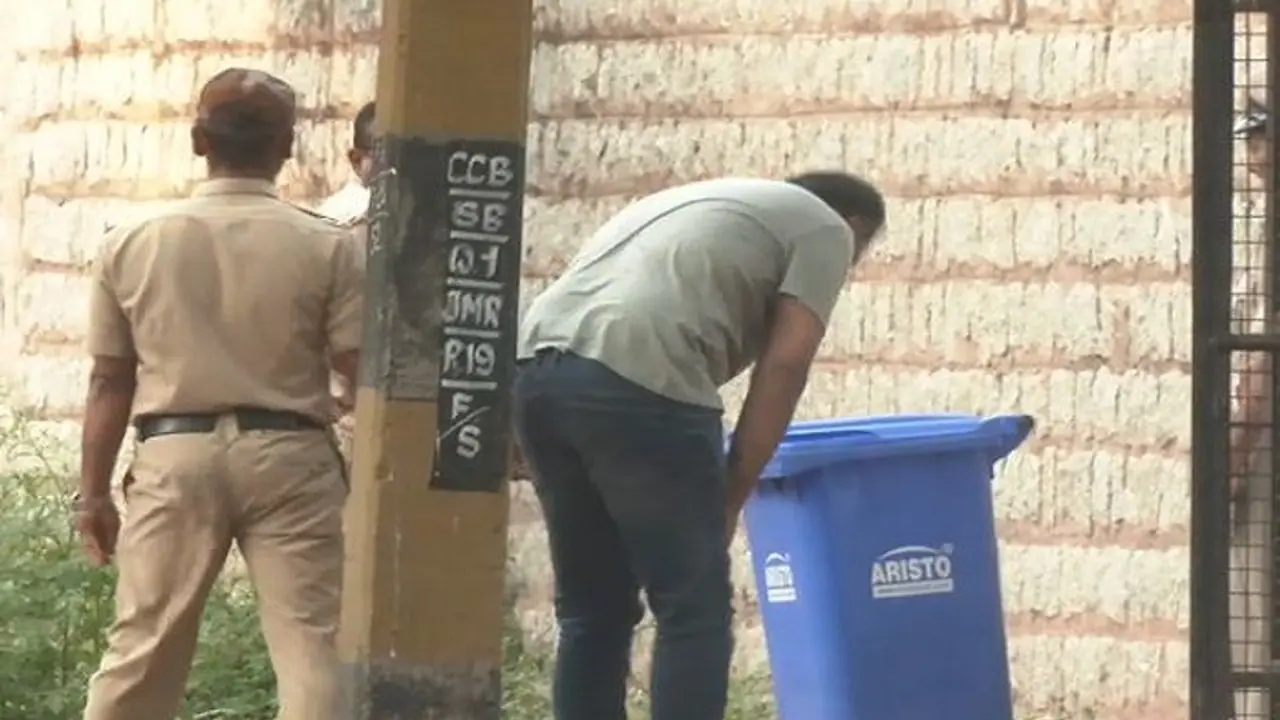 ಬಳ್ಳಾರಿ: ಜೈಲಲ್ಲಿ ಬೆನ್ನು ನೋವಿನಿಂದ ದರ್ಶನ್ ಒದ್ದಾಟ, ದಾಸನ ನರಕಯಾತನೆಯ ವಿಡಿಯೋ! ಬಳ್ಳಾರಿ: ಜೈಲಲ್ಲಿ ಬೆನ್ನು ನೋವಿನಿಂದ ದರ್ಶನ್ ಒದ್ದಾಟ, ದಾಸನ ನರಕಯಾತನೆಯ ವಿಡಿಯೋ!