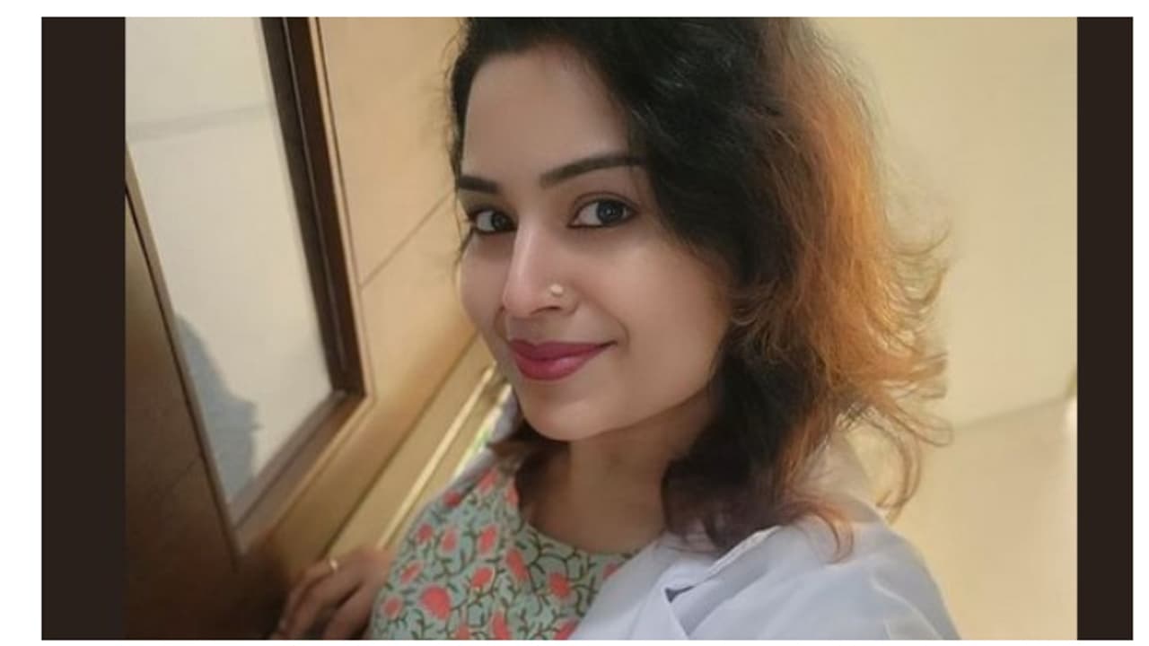 സൈബര് ആക്രമണത്തില് ആരോടും പരിഭവമില്ല, വിഷമമില്ല , ഒരു കൊടിയുടെയും പിന്തുണയും വേണ്ടെന്ന് ഡോ.സൗമ്യ സരിന് സൈബര് ആക്രമണത്തില് ആരോടും പരിഭവമില്ല, വിഷമമില്ല , ഒരു കൊടിയുടെയും പിന്തുണയും വേണ്ടെന്ന് ഡോ.സൗമ്യ സരിന്