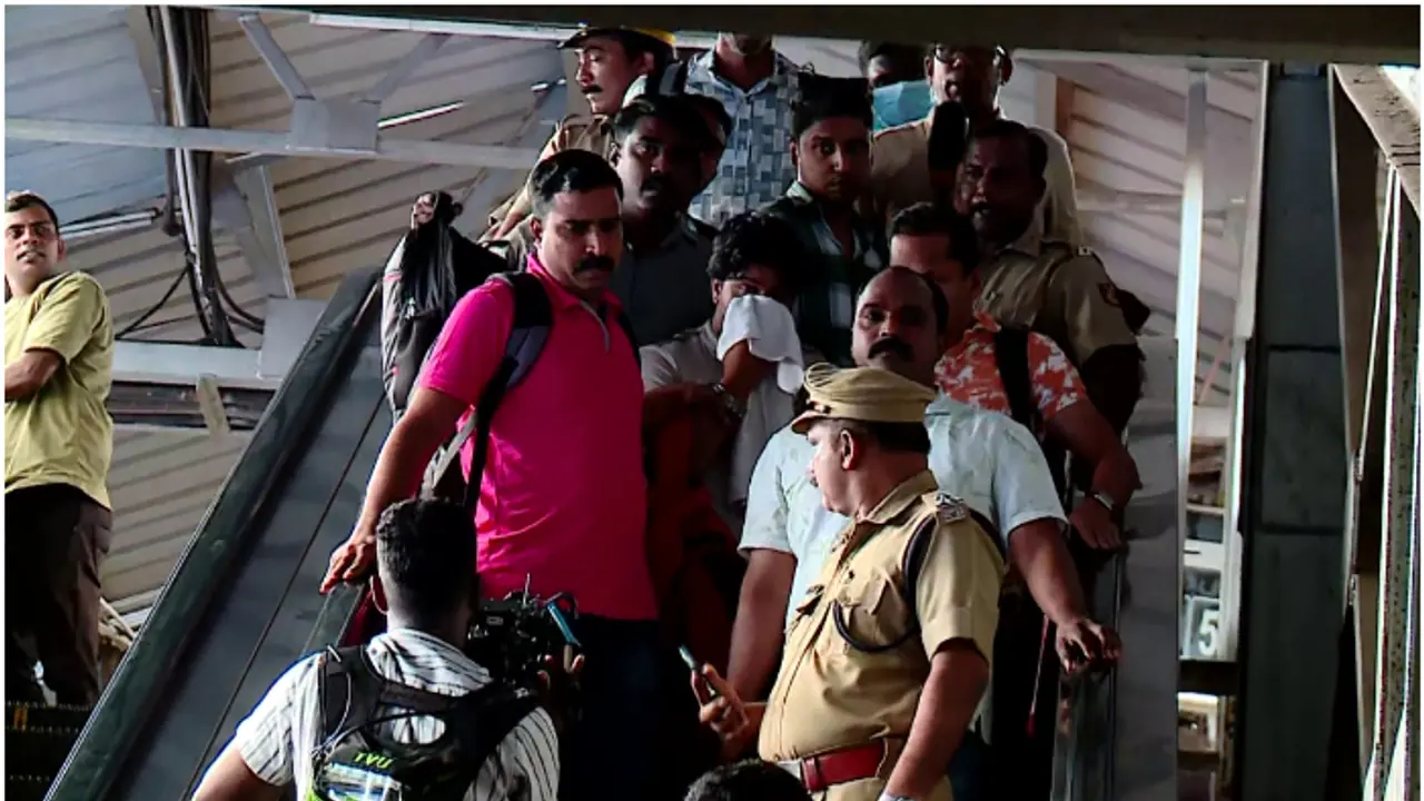 കണ്ടെത്തിയത് 15 ഐ ഫോണുകളുൾപ്പെടെ 23 മൊബൈൽ ഫോണുകൾ; പ്രതികളെ കൊച്ചിയിൽ എത്തിച്ചു, 'കൂടുതൽ പേർക്കായി അന്വേഷണം' കണ്ടെത്തിയത് 15 ഐ ഫോണുകളുൾപ്പെടെ 23 മൊബൈൽ ഫോണുകൾ; പ്രതികളെ കൊച്ചിയിൽ എത്തിച്ചു, 'കൂടുതൽ പേർക്കായി അന്വേഷണം'