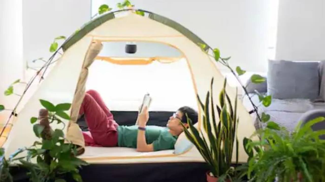 രണ്ടാമതും അച്ഛനായതോടെ വീടുവിട്ടിറങ്ങി, മുറ്റത്ത് ടെന്റ് കെട്ടി താമസമാക്കി യുവാവ്