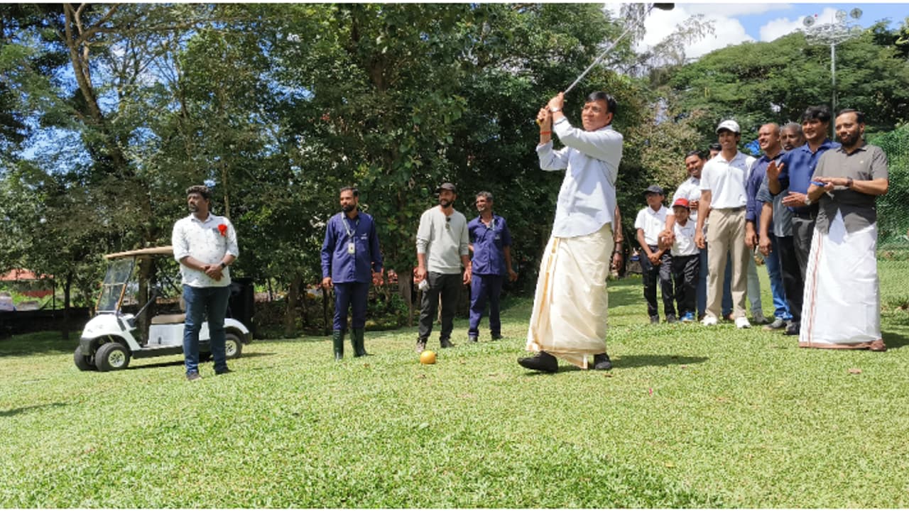 ലോകോത്തര നിലവാരം, കേരളത്തിൽ അത്യാധുനിക ഗോൾഫ് അക്കാദമി! 2036 ലെ ലക്ഷ്യവും പങ്കുവച്ച് കേന്ദ്ര കായികമന്ത്രി ലോകോത്തര നിലവാരം, കേരളത്തിൽ അത്യാധുനിക ഗോൾഫ് അക്കാദമി! 2036 ലെ ലക്ഷ്യവും പങ്കുവച്ച് കേന്ദ്ര കായികമന്ത്രി