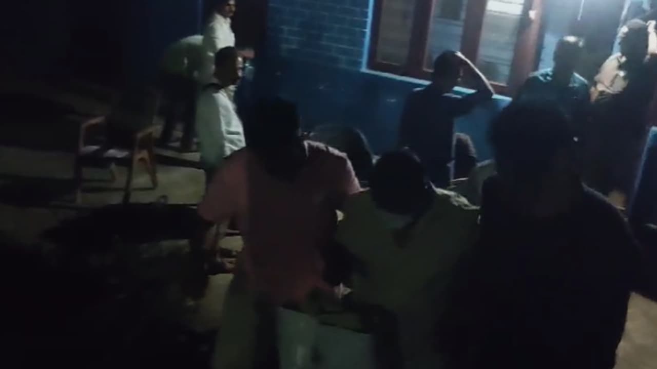 കൈക്കൂലി ചോദിച്ചു, വൈകിട്ട് 7.30ന് വാടക വീടിനടുത്ത് എത്തിക്കാൻ നിര്ദേശിച്ചു, കയ്യോടെ പിടിയിലായത് സര്വേയര് കൈക്കൂലി ചോദിച്ചു, വൈകിട്ട് 7.30ന് വാടക വീടിനടുത്ത് എത്തിക്കാൻ നിര്ദേശിച്ചു, കയ്യോടെ പിടിയിലായത് സര്വേയര്