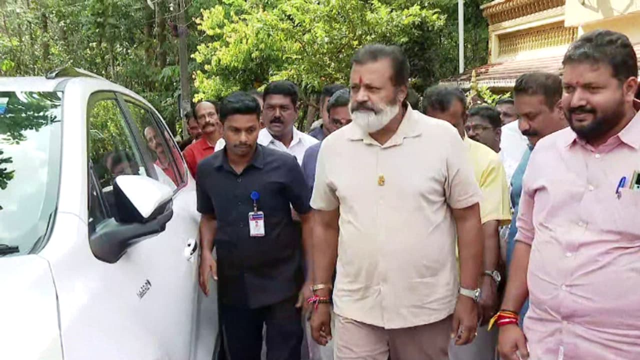 നവീൻ ബാബുവിന്റെ വീട്ടിലെത്തി സുരേഷ് ഗോപി; 'വിവാദ പെട്രോള് പമ്പിൽ കേന്ദ്ര അന്വേഷണം നടക്കുന്നുണ്ട്' നവീൻ ബാബുവിന്റെ വീട്ടിലെത്തി സുരേഷ് ഗോപി; 'വിവാദ പെട്രോള് പമ്പിൽ കേന്ദ്ര അന്വേഷണം നടക്കുന്നുണ്ട്'
