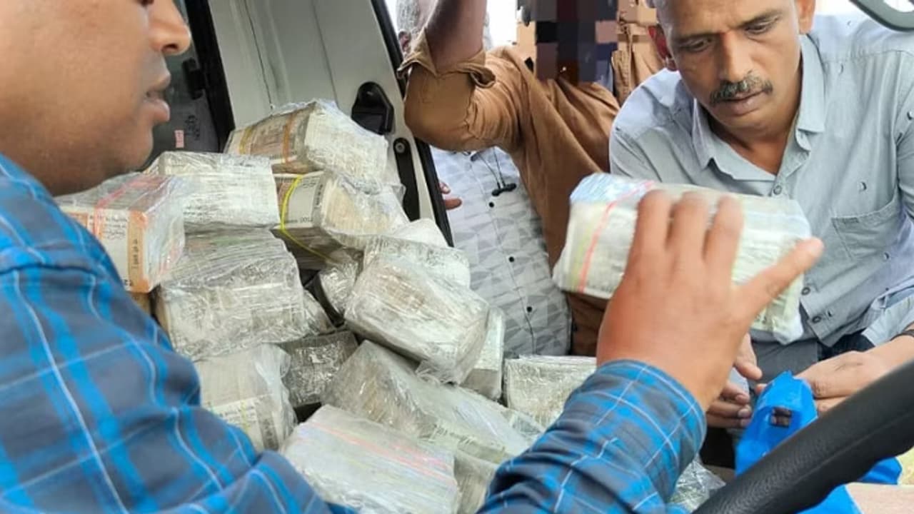 ദേശീയപാതയിൽ പൊലീസ് പരിശോധന, ട്രക്കിന്റെ കാബിനിൽ വിദഗ്ധമായി ഒളിപ്പിച്ചത് നോട്ടുകെട്ടുകൾ, 2.7 കോടി രൂപ പിടികൂടി ദേശീയപാതയിൽ പൊലീസ് പരിശോധന, ട്രക്കിന്റെ കാബിനിൽ വിദഗ്ധമായി ഒളിപ്പിച്ചത് നോട്ടുകെട്ടുകൾ, 2.7 കോടി രൂപ പിടികൂടി