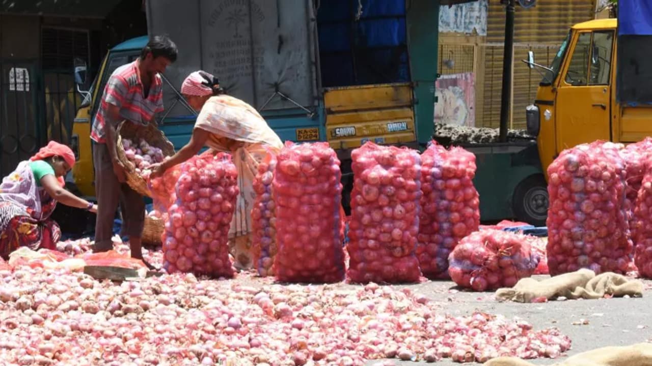 தீபாவளிக்கு முன்பு உயரும் வெங்காயம் விலை; காரணம் என்ன? 