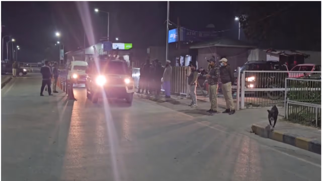 ജമ്മു കശ്മീരിലെ ഭീകരാക്രമണം; കൊല്ലപ്പെട്ടവരുടെ എണ്ണം 7 ആയി, ബാരാമുള്ളയിൽ ഒരു ഭീകരനെ വധിച്ച് സൈന്യം ജമ്മു കശ്മീരിലെ ഭീകരാക്രമണം; കൊല്ലപ്പെട്ടവരുടെ എണ്ണം 7 ആയി, ബാരാമുള്ളയിൽ ഒരു ഭീകരനെ വധിച്ച് സൈന്യം