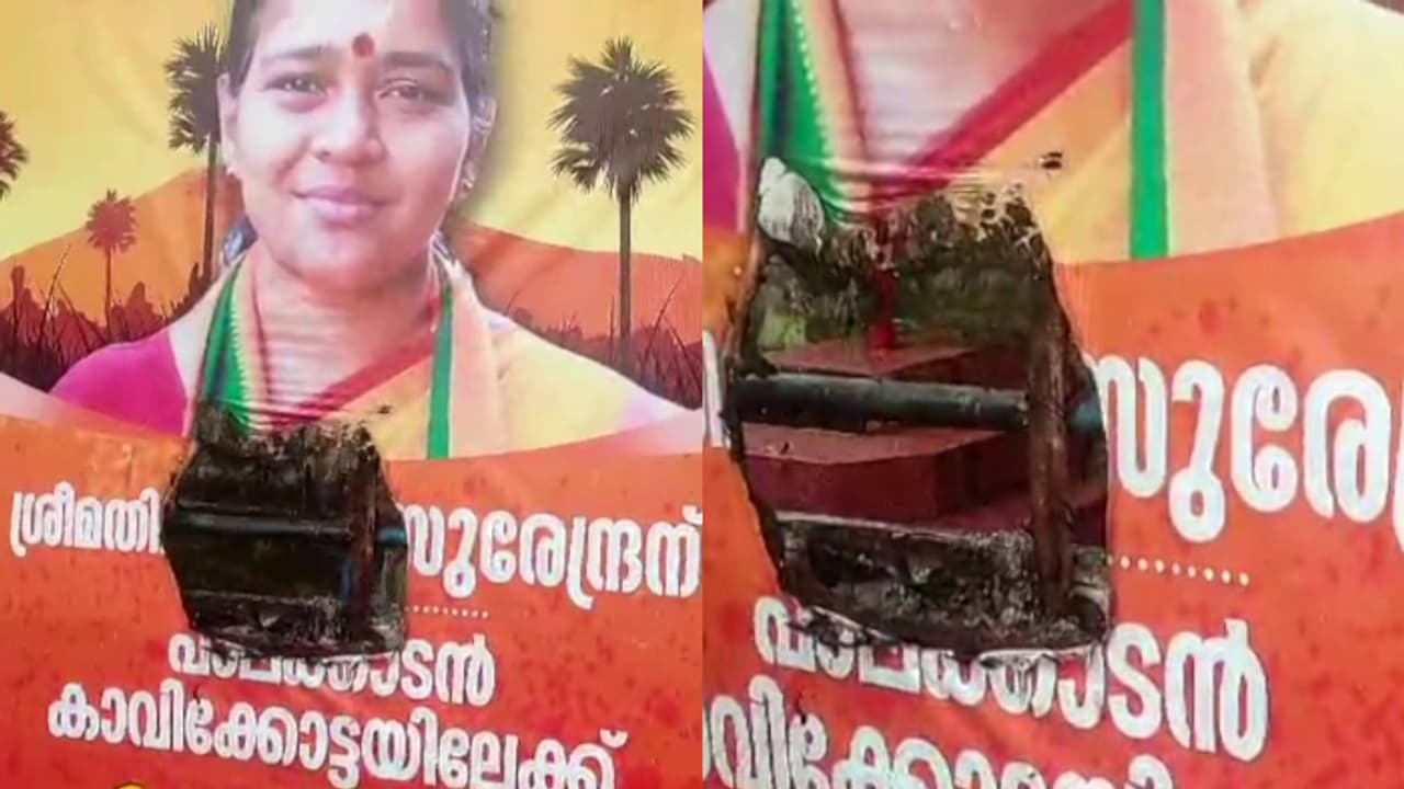 'പാലക്കാടൻ കാവിക്കോട്ടയിലേക്ക് സ്വാഗതം'; ശോഭ സുരേന്ദ്രനെ അനുകൂലിച്ചുള്ള പോസ്റ്റർ കത്തിച്ച നിലയിൽ 'പാലക്കാടൻ കാവിക്കോട്ടയിലേക്ക് സ്വാഗതം'; ശോഭ സുരേന്ദ്രനെ അനുകൂലിച്ചുള്ള പോസ്റ്റർ കത്തിച്ച നിലയിൽ