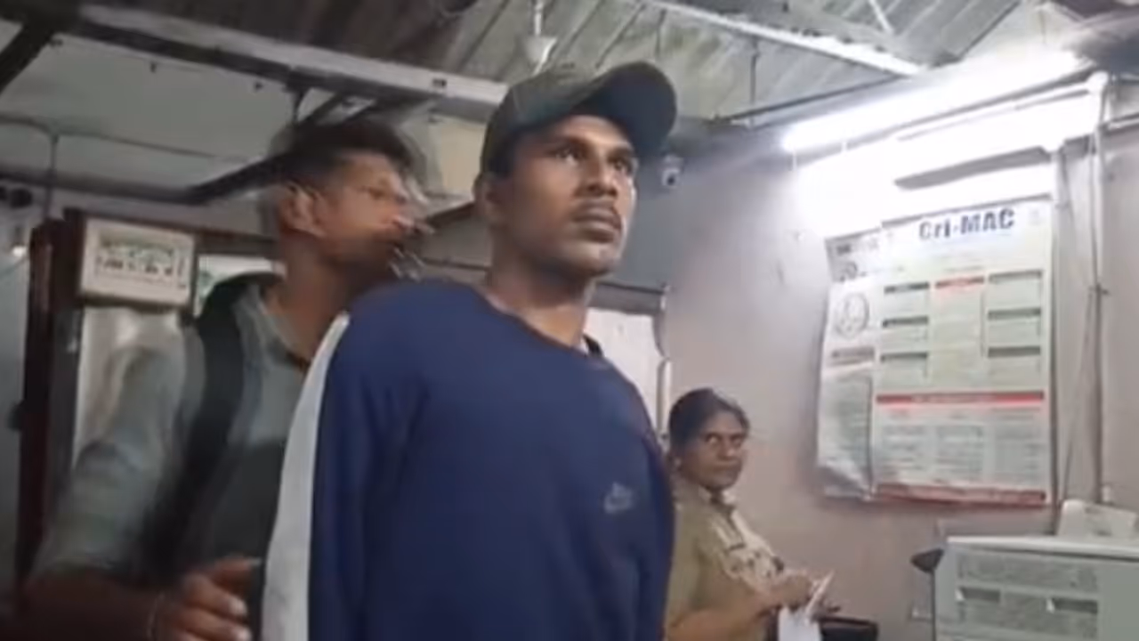 ട്രെയിൻ യാത്രയ്ക്കിടെ അടുത്ത് വന്നിരുന്ന് സംസാരിക്കും, പിന്നെ ഫോൺ കാണില്ല; പാലരുവിയിലെ ഓപ്പറേഷൻ പാളി, അറസ്റ്റ് ട്രെയിൻ യാത്രയ്ക്കിടെ അടുത്ത് വന്നിരുന്ന് സംസാരിക്കും, പിന്നെ ഫോൺ കാണില്ല; പാലരുവിയിലെ ഓപ്പറേഷൻ പാളി, അറസ്റ്റ്