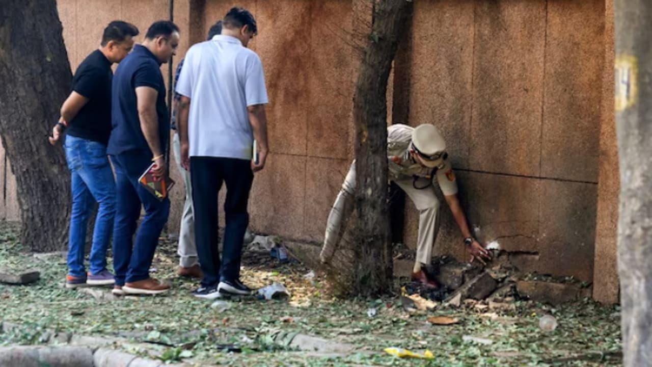ദില്ലി സ്കൂളിലെ സ്ഫോടനത്തിന് പിന്നിലാര്? അന്വേഷണം തുടരുന്നു, റിപ്പോർട്ട് തേടി കേന്ദ്ര ആഭ്യന്തര മന്ത്രാലയം ദില്ലി സ്കൂളിലെ സ്ഫോടനത്തിന് പിന്നിലാര്? അന്വേഷണം തുടരുന്നു, റിപ്പോർട്ട് തേടി കേന്ദ്ര ആഭ്യന്തര മന്ത്രാലയം