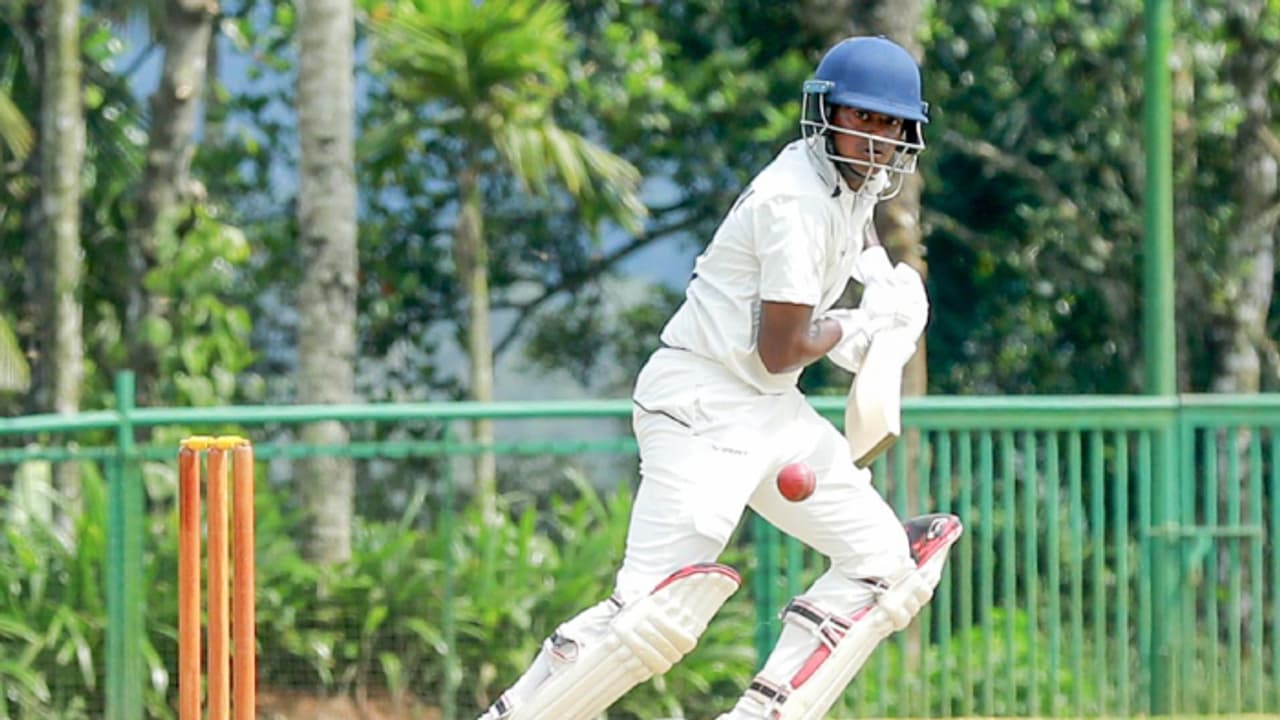 രഞ്ജി ട്രോഫി: ഹരിയാനക്കെതിരെ കേരളത്തിന് തുടക്കം പിഴച്ചു; ഷോണ് റോജര് ടീമില്, മൂന്ന് മാറ്റം രഞ്ജി ട്രോഫി: ഹരിയാനക്കെതിരെ കേരളത്തിന് തുടക്കം പിഴച്ചു; ഷോണ് റോജര് ടീമില്, മൂന്ന് മാറ്റം