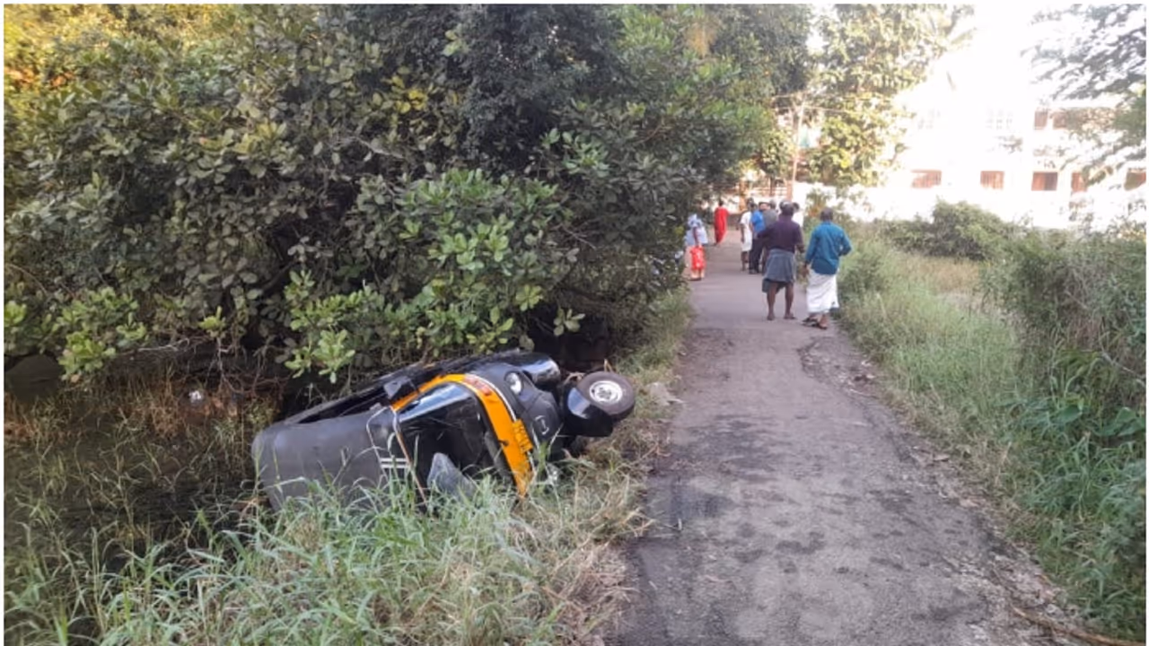 സ്കൂൾ കുട്ടികളുമായി പോയ ഓട്ടോറിക്ഷ നിയന്ത്രണംവിട്ട് കുഴിയിലേക്ക് മറിഞ്ഞു; ഡ്രൈവർ പൊലീസ് കസ്റ്റഡിയിൽ സ്കൂൾ കുട്ടികളുമായി പോയ ഓട്ടോറിക്ഷ നിയന്ത്രണംവിട്ട് കുഴിയിലേക്ക് മറിഞ്ഞു; ഡ്രൈവർ പൊലീസ് കസ്റ്റഡിയിൽ