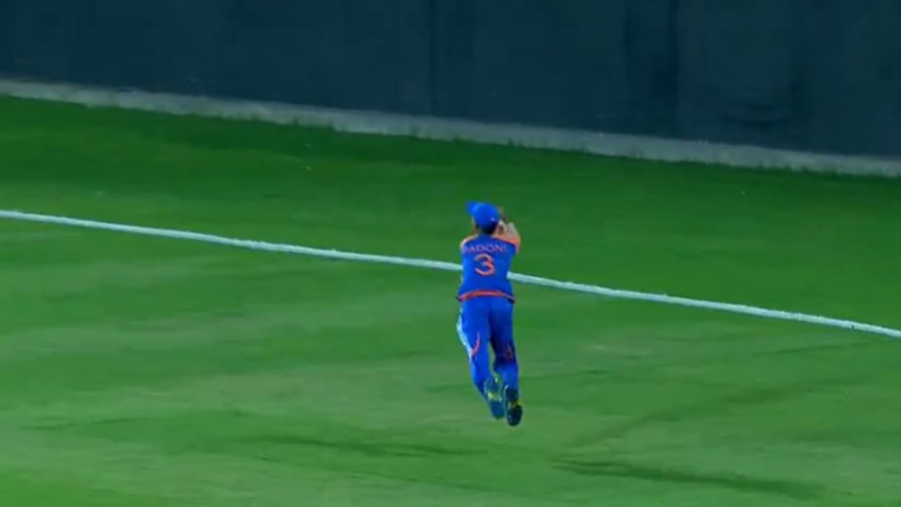 ഇതിലും മികച്ച ക്യാച്ച് സ്വപ്നങ്ങളില്‍ മാത്രം, യുഎഇ താരത്തെ അവിശ്വസനീയ ക്യാച്ചിലൂടെ പുറത്താക്കി അയുഷ് ബദോനി