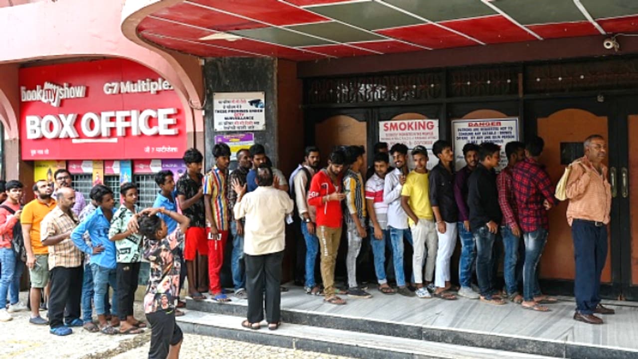 സെപ്റ്റംബറില്‍ 1066 കോടി നേടി ഇന്ത്യന്‍ സിനിമ! കളക്ഷന്‍ 'ടോപ്പ് 10' ല്‍ രണ്ട് മലയാള ചിത്രങ്ങള്‍