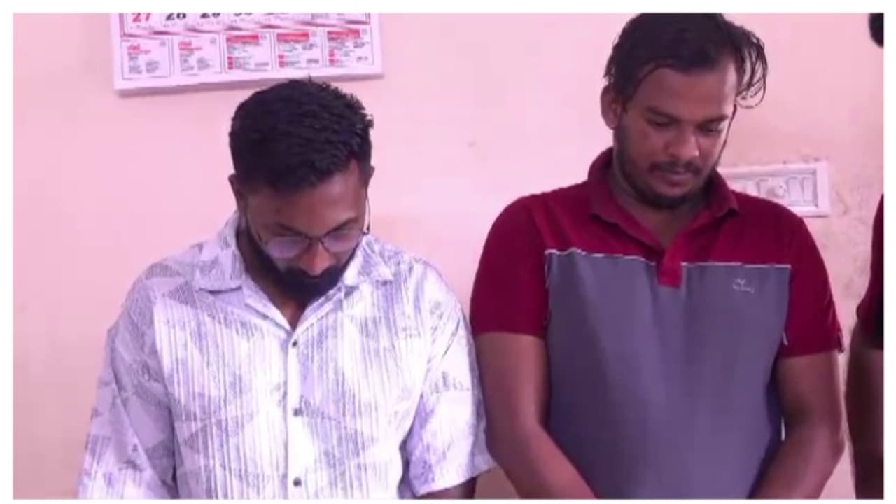 കരുനാഗപ്പളളിയിൽ വിൽക്കാന് ബംഗളൂരുവിൽ നിന്ന് വാങ്ങി, ലക്ഷ്യം വിദ്യാർത്ഥികൾ; എംഡിഎംഎയുമായി 2 പേര് പിടിയില് കരുനാഗപ്പളളിയിൽ വിൽക്കാന് ബംഗളൂരുവിൽ നിന്ന് വാങ്ങി, ലക്ഷ്യം വിദ്യാർത്ഥികൾ; എംഡിഎംഎയുമായി 2 പേര് പിടിയില്