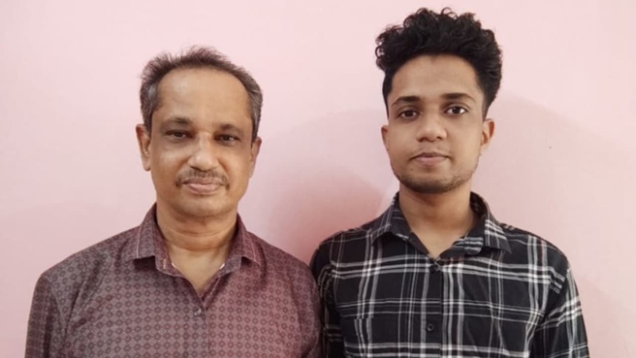 അച്ഛന് കരൾ പകുത്ത് നൽകി 23കാരൻ; തിരുവനന്തപുരം മെഡി. കോളജിൽ മൂന്നാമത്തെ കരൾ മാറ്റിവെയ്ക്കൽ ശസ്ത്രക്രിയയും വിജയം അച്ഛന് കരൾ പകുത്ത് നൽകി 23കാരൻ; തിരുവനന്തപുരം മെഡി. കോളജിൽ മൂന്നാമത്തെ കരൾ മാറ്റിവെയ്ക്കൽ ശസ്ത്രക്രിയയും വിജയം