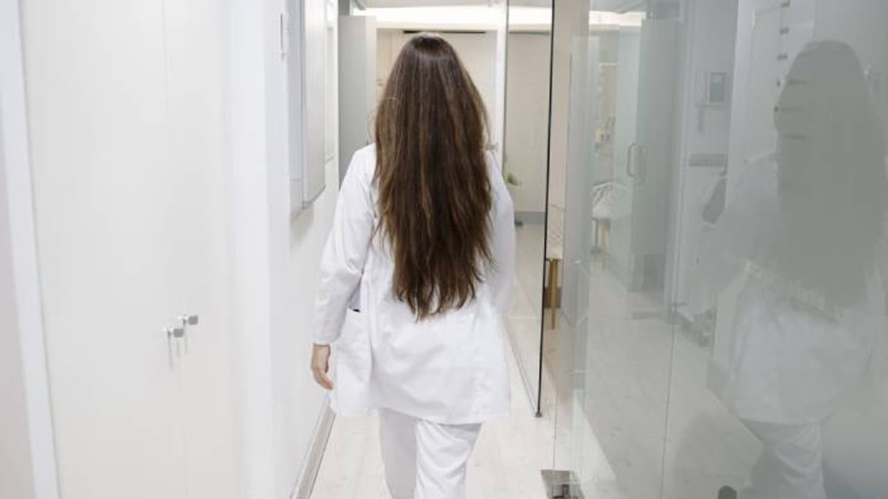 ഡോക്ടറാകണമെന്നത് പണ്ടേയുള്ള സ്വപ്നം, വ്യാജഡോക്ടറായി ആശുപത്രിയിലെത്തിയ 19 കാരി അറസ്റ്റിൽ ഡോക്ടറാകണമെന്നത് പണ്ടേയുള്ള സ്വപ്നം, വ്യാജഡോക്ടറായി ആശുപത്രിയിലെത്തിയ 19 കാരി അറസ്റ്റിൽ