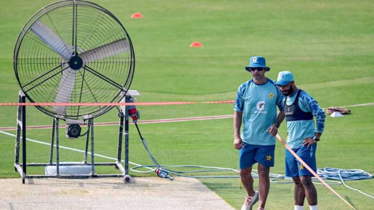 മൂന്നാം ടെസ്റ്റില് ഇംഗ്ലണ്ടിനെ വീഴ്ത്താന് പാകിസ്ഥാന്റെ 'പൂഴികടകന്'; റാവല്പിണ്ടിയില് പന്ത് കുത്തിത്തിരിയും മൂന്നാം ടെസ്റ്റില് ഇംഗ്ലണ്ടിനെ വീഴ്ത്താന് പാകിസ്ഥാന്റെ 'പൂഴികടകന്'; റാവല്പിണ്ടിയില് പന്ത് കുത്തിത്തിരിയും