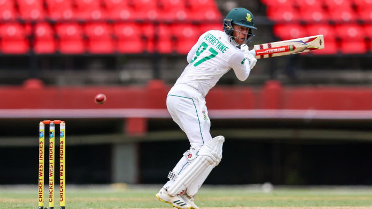 ദക്ഷിണാഫ്രിക്കക്കെതിരെ ബംഗ്ലാദേശ് പാടുപെടുന്നു; ഇന്നിംഗ്സ് തോല്വി ഒഴിവാക്കാന് ഇനിയും വേണ്ടത് 101 റണ്സ് ദക്ഷിണാഫ്രിക്കക്കെതിരെ ബംഗ്ലാദേശ് പാടുപെടുന്നു; ഇന്നിംഗ്സ് തോല്വി ഒഴിവാക്കാന് ഇനിയും വേണ്ടത് 101 റണ്സ്