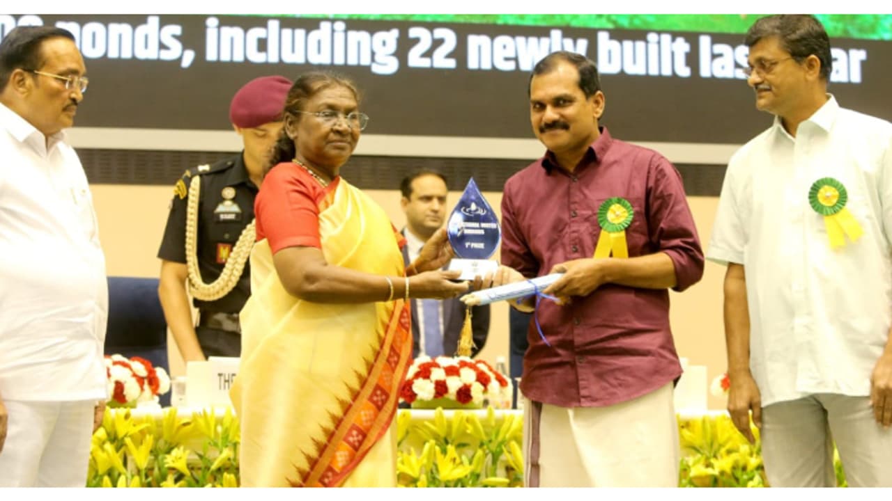 കേരളത്തിന് വീണ്ടും അഭിമാനം, രാഷ്ട്രപതി പുരസ്കാരം നൽകി പുല്ലമ്പാറ പഞ്ചായത്തിന് ദേശീയ ജല അവാർഡ് കേരളത്തിന് വീണ്ടും അഭിമാനം, രാഷ്ട്രപതി പുരസ്കാരം നൽകി പുല്ലമ്പാറ പഞ്ചായത്തിന് ദേശീയ ജല അവാർഡ്