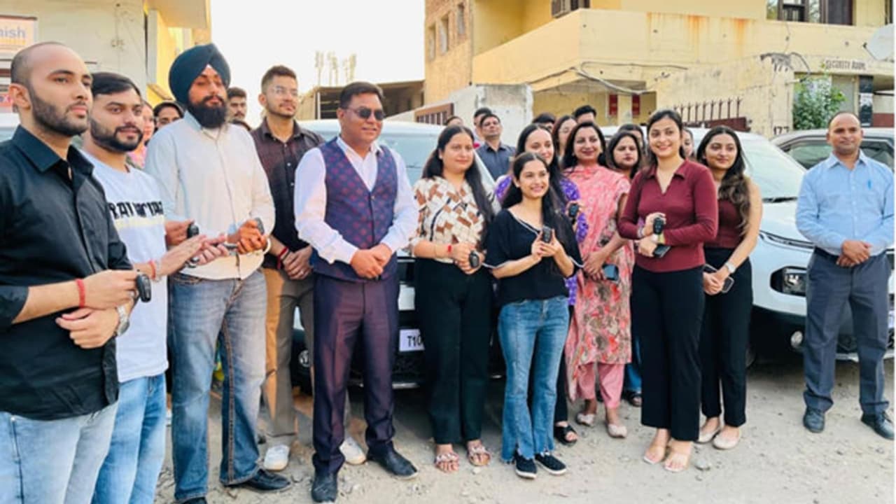 ದೀಪಾವಳಿ ಬಂಪರ್, 15 ಉದ್ಯೋಗಿಗಳಿಗೆ ಕಾರ್ ಗಿಫ್ಟ್ ಕೊಟ್ಟ ಬಾಸ್! ದೀಪಾವಳಿ ಬಂಪರ್, 15 ಉದ್ಯೋಗಿಗಳಿಗೆ ಕಾರ್ ಗಿಫ್ಟ್ ಕೊಟ್ಟ ಬಾಸ್!