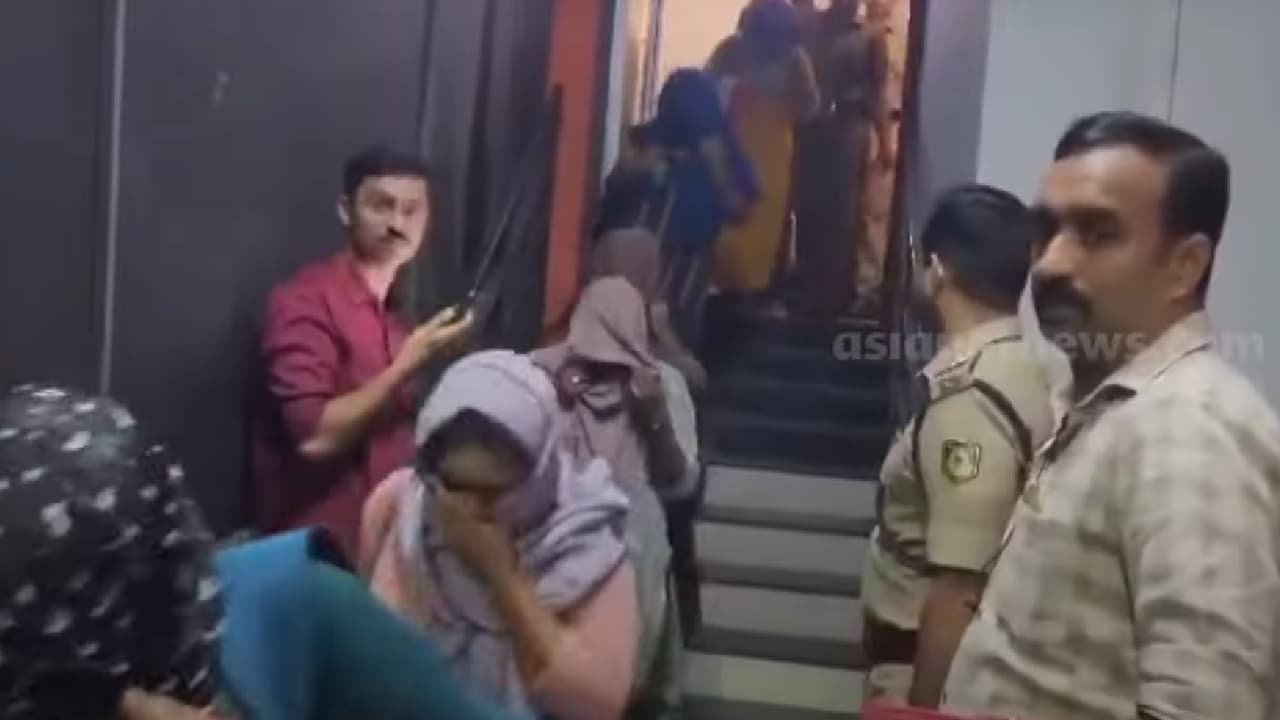 പെണ്വാണിഭ സംഘങ്ങളെ ലക്ഷ്യമിട്ട് പൊലീസിന്റെ മിന്നൽ പരിശോധന; കൊച്ചിയിൽ ഒരാഴ്ചക്കിടെ 20 പേർ അറസ്റ്റിൽ പെണ്വാണിഭ സംഘങ്ങളെ ലക്ഷ്യമിട്ട് പൊലീസിന്റെ മിന്നൽ പരിശോധന; കൊച്ചിയിൽ ഒരാഴ്ചക്കിടെ 20 പേർ അറസ്റ്റിൽ