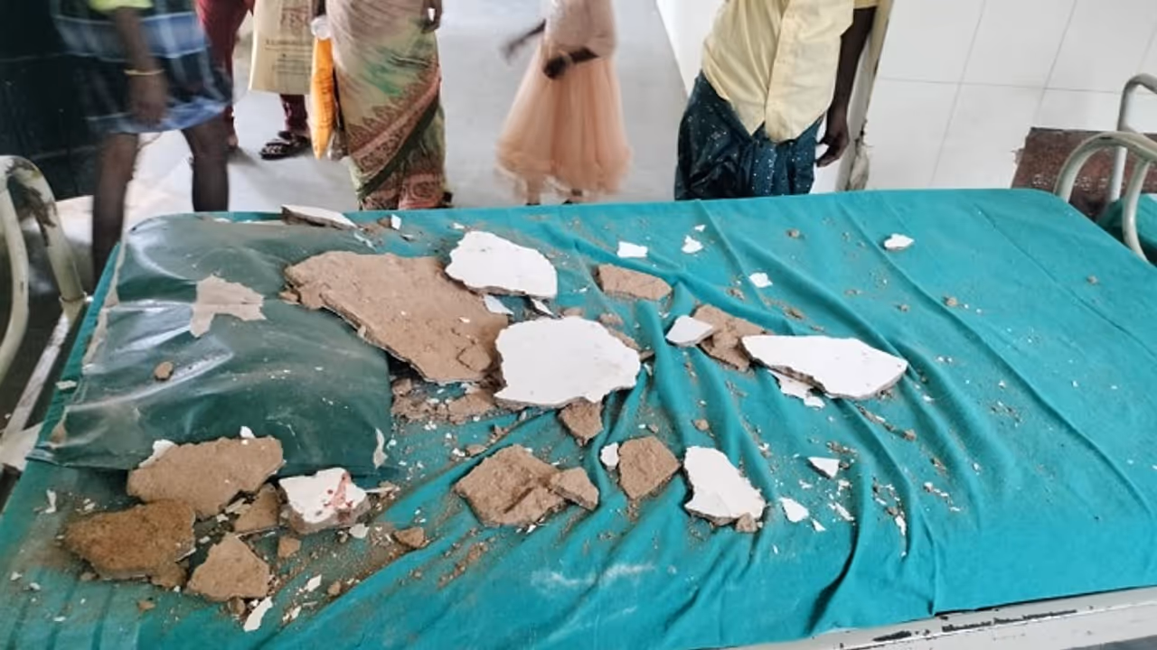 ಚಿತ್ರದುರ್ಗದಲ್ಲಿ ಭಾರೀ ಮಳೆ: ಜಿಲ್ಲಾಸ್ಪತ್ರೆಯ ಛಾವಣಿಯ ಸಿಮೆಂಟ್‌ ಕುಸಿತ, ರೋಗಿಯ ತಲೆಗೆ ಪೆಟ್ಟು!