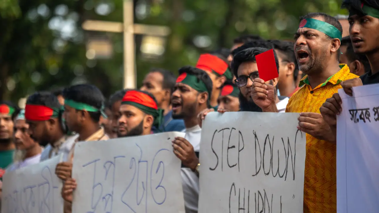 Tensions rise in Bangladesh as protesters siege presidential palace, demand Shahabuddin's resignation (WATCH) Tensions rise in Bangladesh as protesters siege presidential palace, demand Shahabuddin's resignation (WATCH)