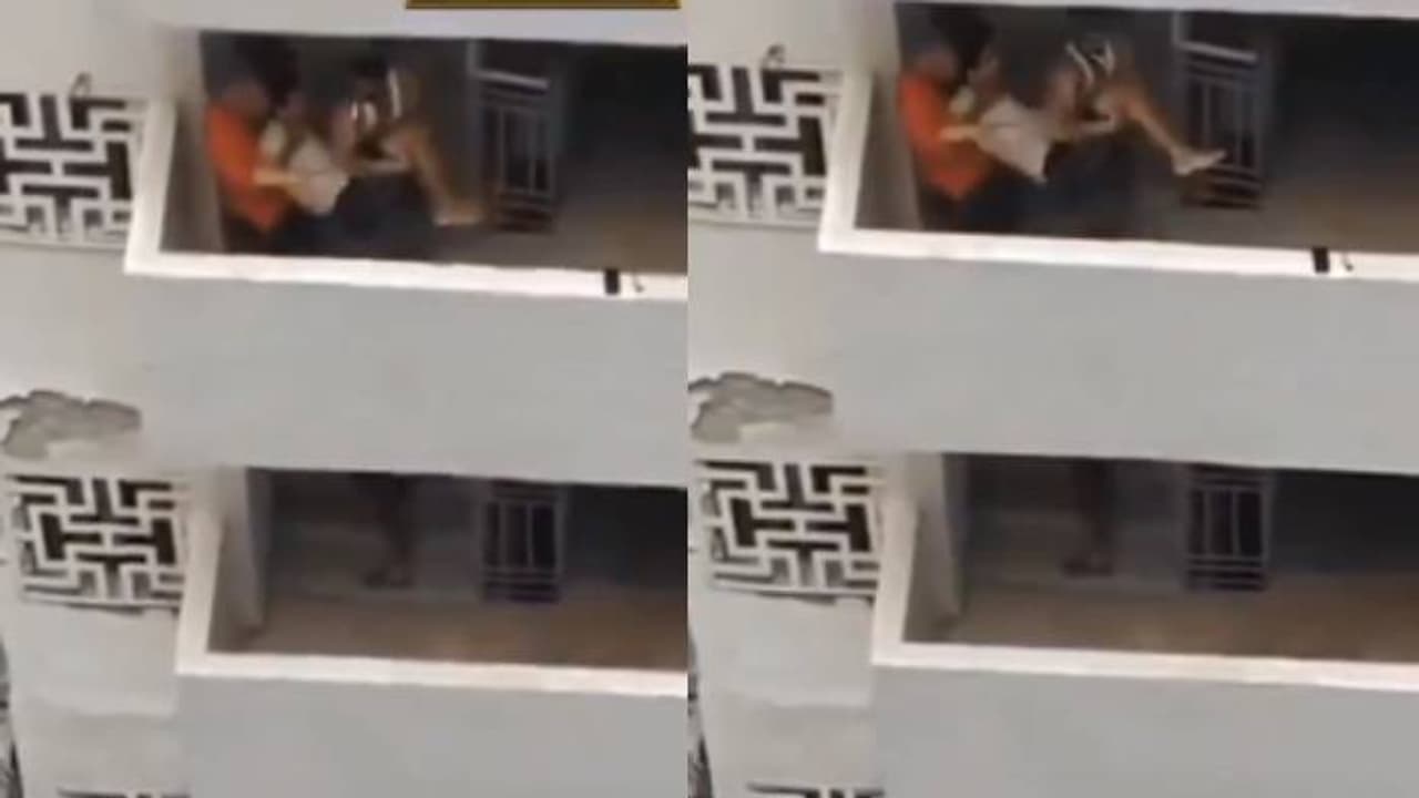 ഒറ്റനിമിഷം, അസാമാന്യ ധൈര്യം, പിന്നിലൂടെ യുവാവിനെ അകത്തേക്ക് വലിച്ചിട്ടു, ജീവൻ രക്ഷിച്ച അയൽവാസിക്ക് അഭിനന്ദനം