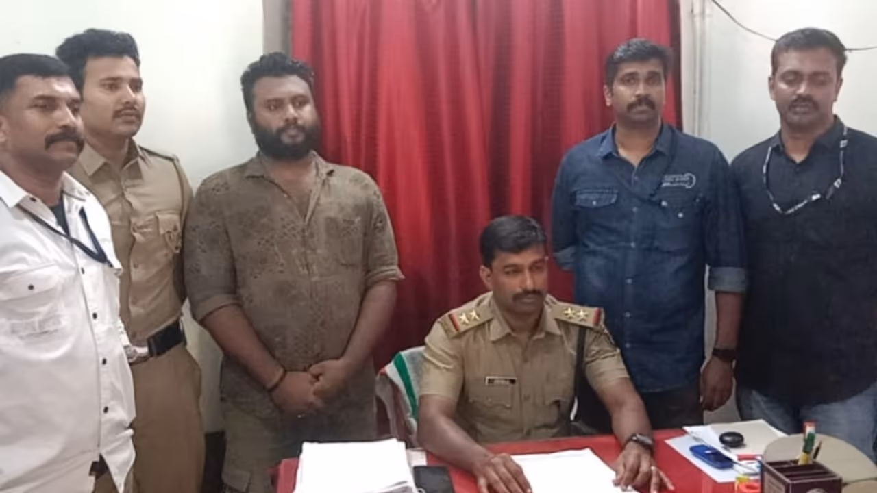 വാഹന പരിശോധയ്ക്കിടെ പിടിയിലായ 28 വയസുകാരന്റെ കൈയിൽ 8 കിലോ കഞ്ചാവ്; ലക്ഷ്യമിട്ടത് സ്കൂൾ, കോളേജ് വിദ്യാർത്ഥികളെ