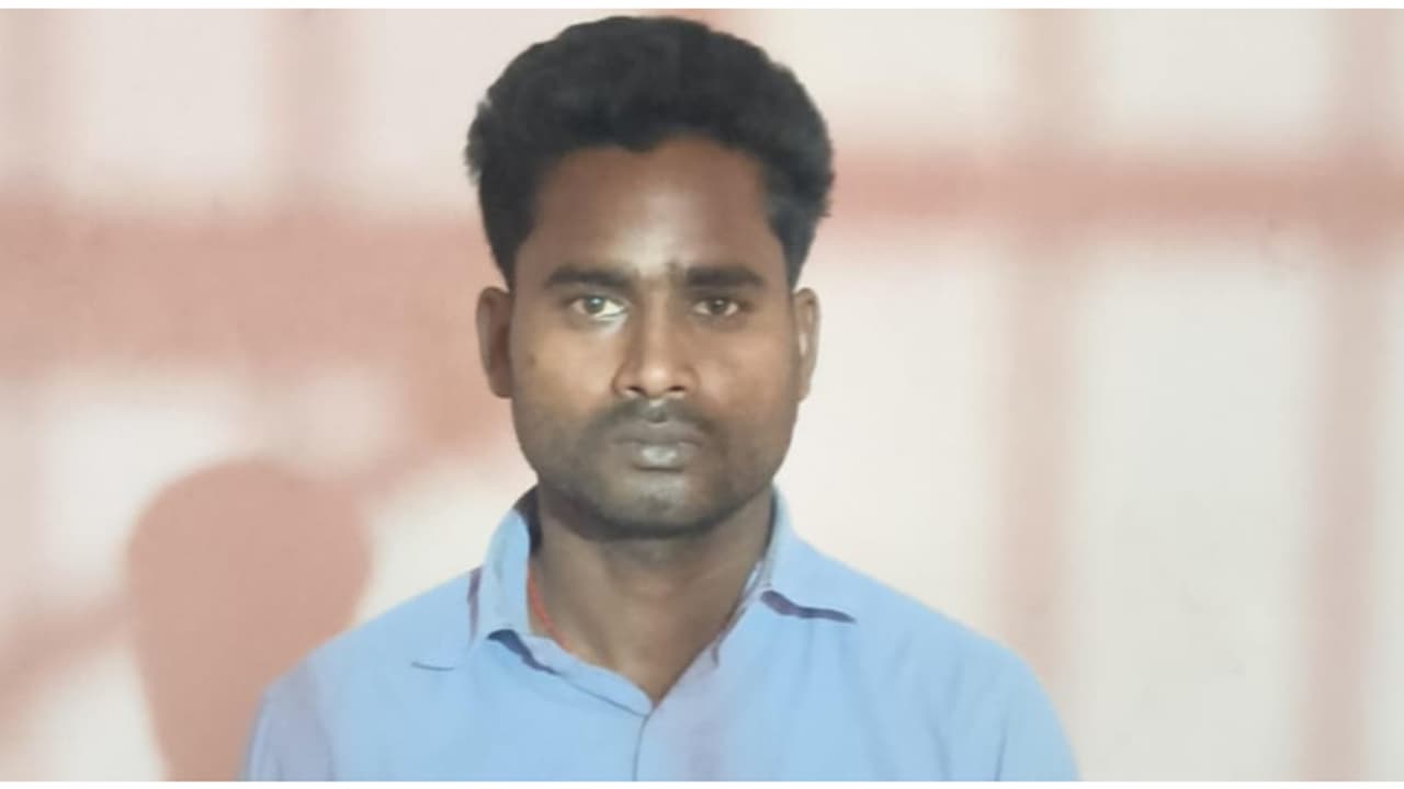 ട്രെയിനിൽ നിന്ന് ഇറങ്ങിയ ഇതര സംസ്ഥാന തൊഴിലാളിയുടെ കയ്യിൽ രണ്ട് ബാ​ഗുകൾ; തുറന്നപ്പോൾ 4 കിലോ കഞ്ചാവ്, അറസ്റ്റ് 