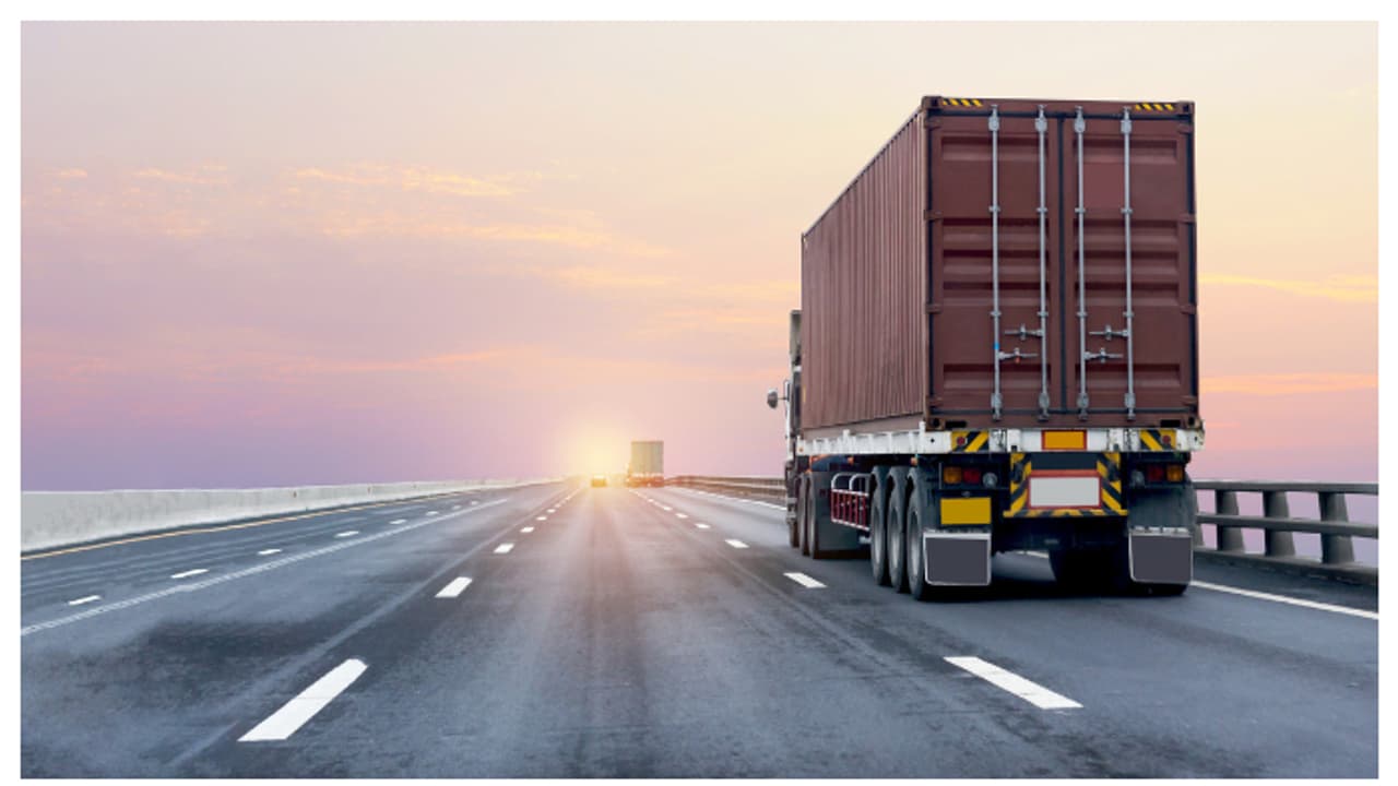 സൗദിയിൽ പെർമിറ്റില്ലാത്ത വിദേശ ട്രക്കുകളെ വിലക്കി വാണിജ്യ മന്ത്രാലയം സൗദിയിൽ പെർമിറ്റില്ലാത്ത വിദേശ ട്രക്കുകളെ വിലക്കി വാണിജ്യ മന്ത്രാലയം