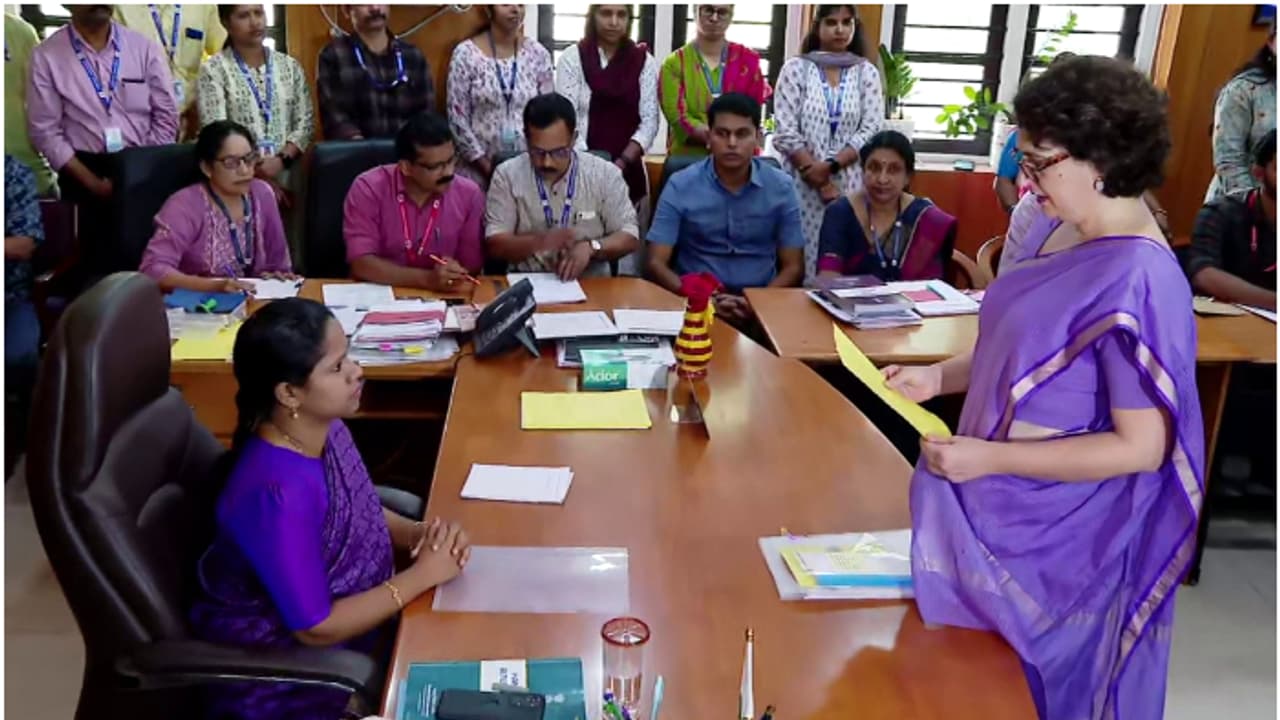 ബാങ്ക് നിക്ഷേപവും സ്വർണവും; രണ്ടിടങ്ങളിലായി നാലേക്കറോളം ഭൂമി, ഒപ്പം ബാധ്യതകളും, പ്രിയങ്കയുടെ സ്വത്ത് വിവരങ്ങൾ 