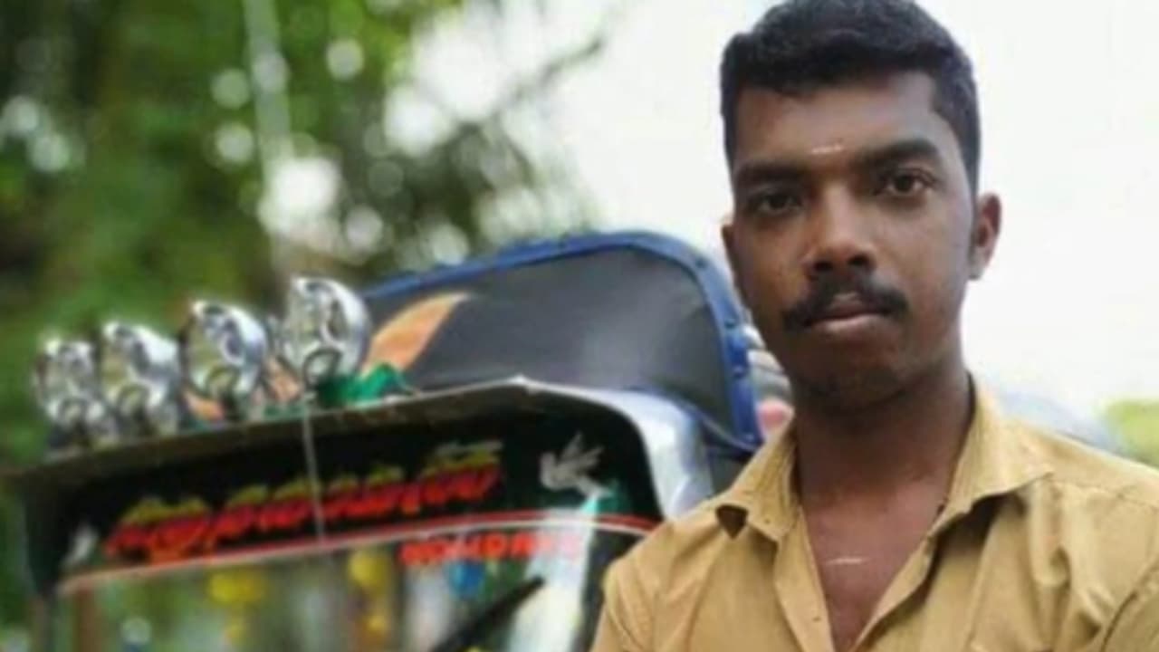 പത്തനാപുരത്തെ പൂക്കടക്കാരൻ നടത്തിയ കൊല, ഓട്ടോ തടഞ്ഞ് യുവാവിനെ കുത്തിക്കൊന്നു, നടുക്കം മാറാതെ നാട്ടുകാര് പത്തനാപുരത്തെ പൂക്കടക്കാരൻ നടത്തിയ കൊല, ഓട്ടോ തടഞ്ഞ് യുവാവിനെ കുത്തിക്കൊന്നു, നടുക്കം മാറാതെ നാട്ടുകാര്