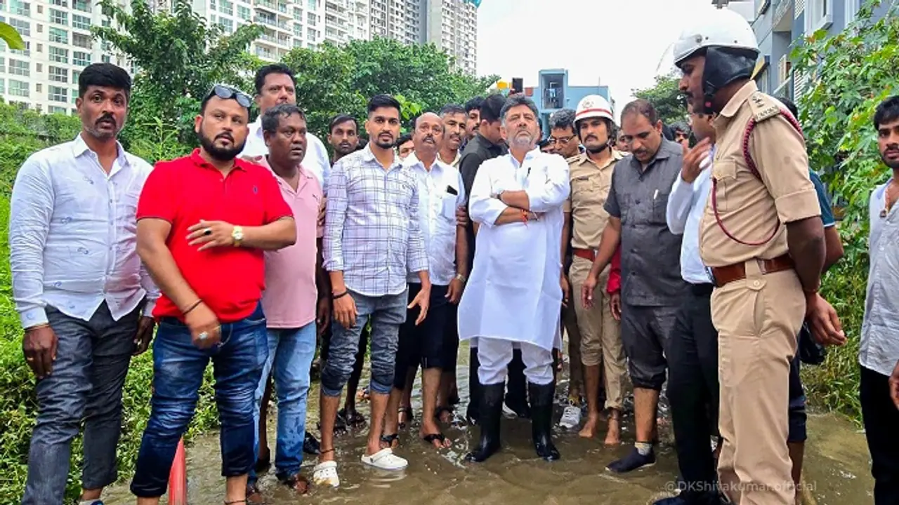 ಬೆಂಗಳೂರು ಮಳೆ: ನೀರು ನುಗ್ಗಿದ ಮನೆ ಮಾಲೀಕರಿಗೆ 10,000 ಪರಿಹಾರ, ಡಿ.ಕೆ.ಶಿವಕುಮಾರ್ ಬೆಂಗಳೂರು ಮಳೆ: ನೀರು ನುಗ್ಗಿದ ಮನೆ ಮಾಲೀಕರಿಗೆ 10,000 ಪರಿಹಾರ, ಡಿ.ಕೆ.ಶಿವಕುಮಾರ್