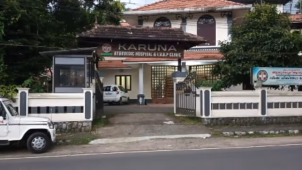 ആയുർവേദ ആശുപത്രിയിലെ വിഷ ചികിത്സകനെതിരെ ജീവനക്കാരിയുടെ പീഡന പരാതി; ചോദ്യം ചെയ്തവരെ ആക്രമിച്ചെന്നും ആരോപണം
